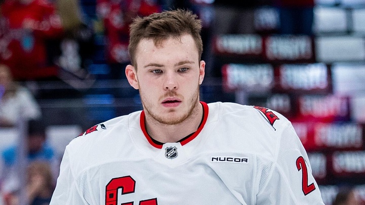 Защитник "Каролины" получил сотрясение мозга после силового приема Клевена